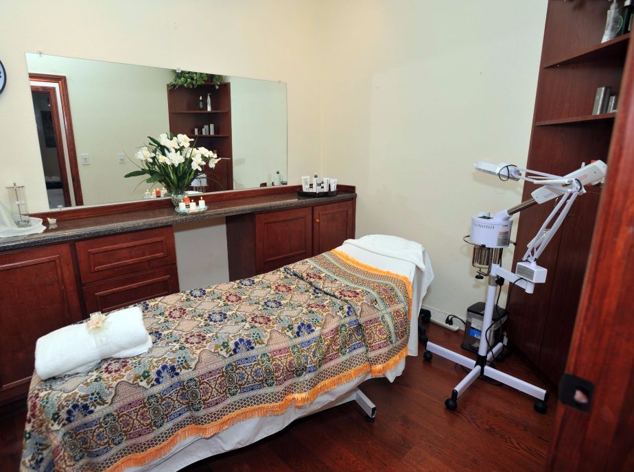 Thai Massage in Santa Clarita Valley | White Orchid Thai Spa | Foot Massage